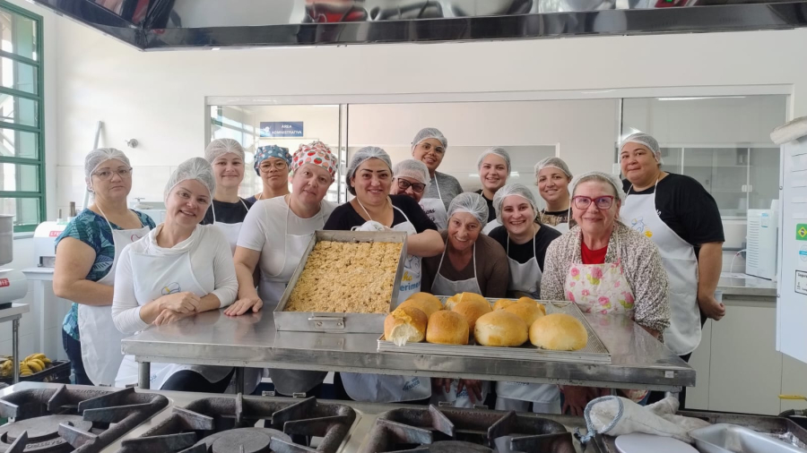 Grupo de mulheres conclui curso gratuito de auxiliar de cozinha