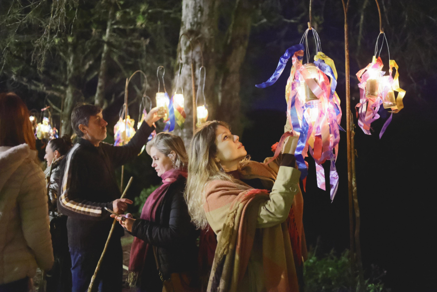 Festa das Lanternas: tradição alemã ilumina a mata atlântica no Parador Hampel