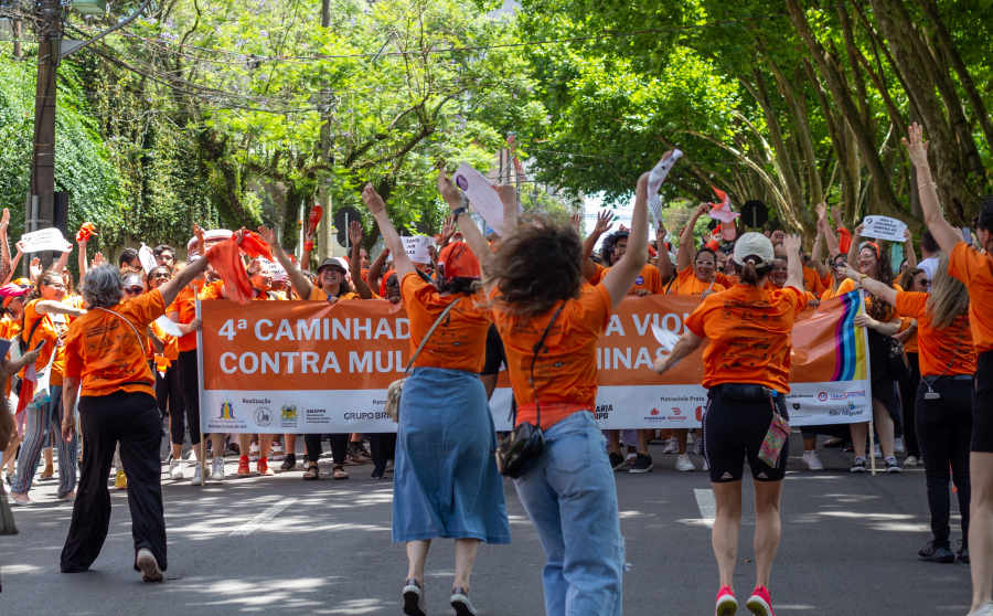 Mais de 400 pessoas participaram da 4ª Caminhada pelo Fim da Violência contra Mulheres e Meninas em Caxias do Sul