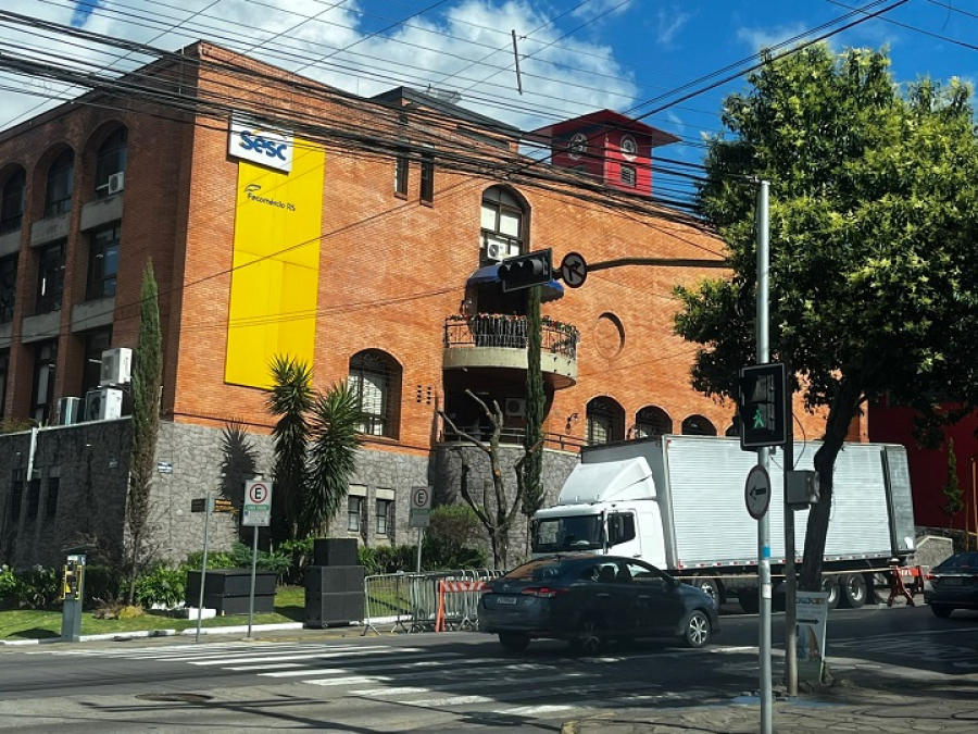 Fachada do Sesc Caxias recebe espetáculo de Natal nesta quarta-feira