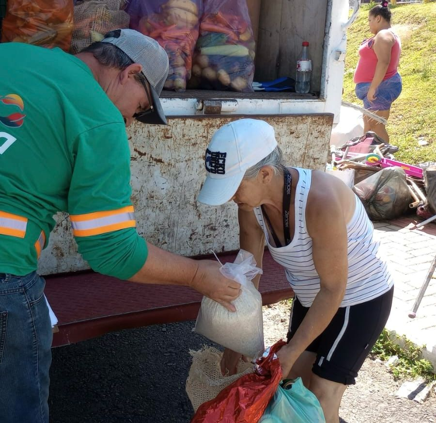 População troca resíduos recicláveis por alimentos