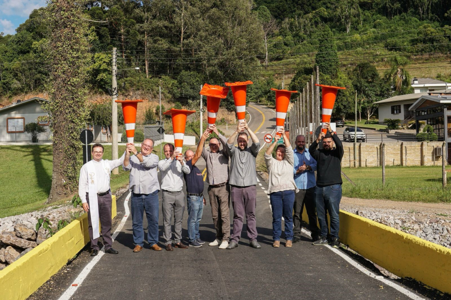 Farroupilha entrega obras de recuperação do talude e do pontilhão da Estrada Luiz Victório Galafassi